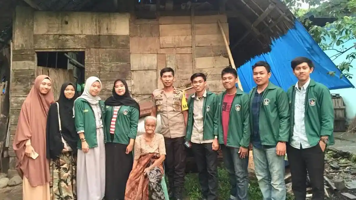 Akhiri KKPH, Mahasiswa UMI Kunjungi Nenek Sebatang Kara di Bajeng
