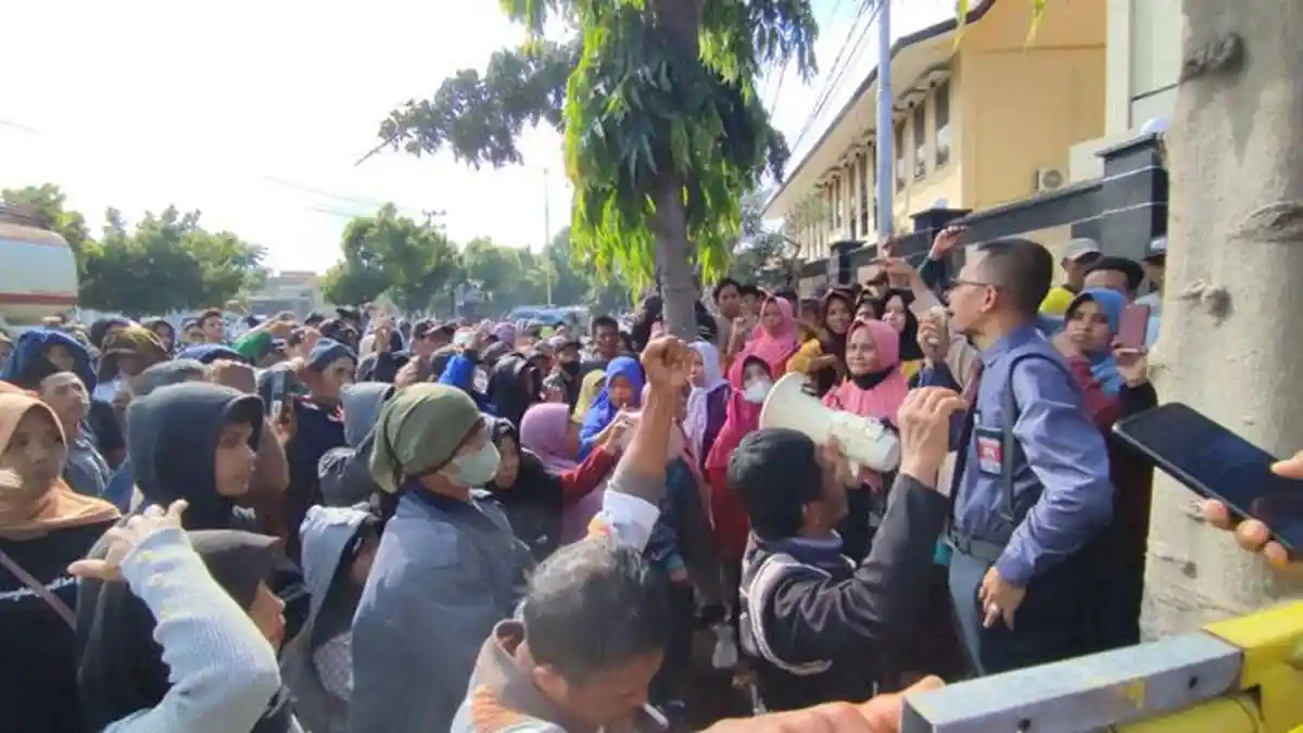 Puluhan Warga Desa Pakel Ngluruk ke Mapolresta Banyuwangi, Begini Duduk Perkaranya