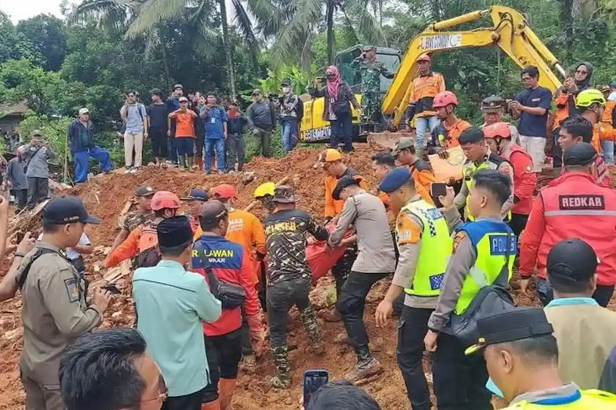 Dedi Sedih Rumahnya 'Hilang' Tertimbun Longsor, Nasib Istri & 2 Anaknya Belum Diketahui