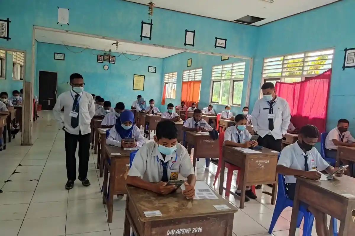 Siswa SMPN 4 Omesuri Laksanakan Ujian Sekolah Berbasis Android
