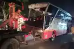 badan-bus-harapan-jaya-berhasil-dievakuasi-dari-lokasi-kecelakaan.jpg