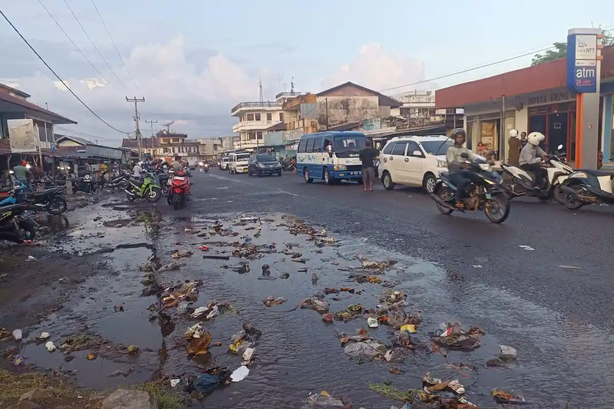 Sampah dan Luapan Air Pasca Hujan di Kota Maumere Mulai Meresahkan Warga