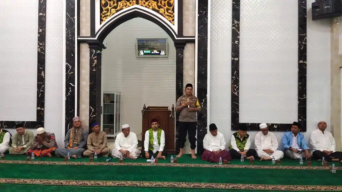 Polres Tanjungbalai Sampaikan Dakwah Kamtibmas usai Salat Subuh Berjamaah di Masjid Siti Aminah