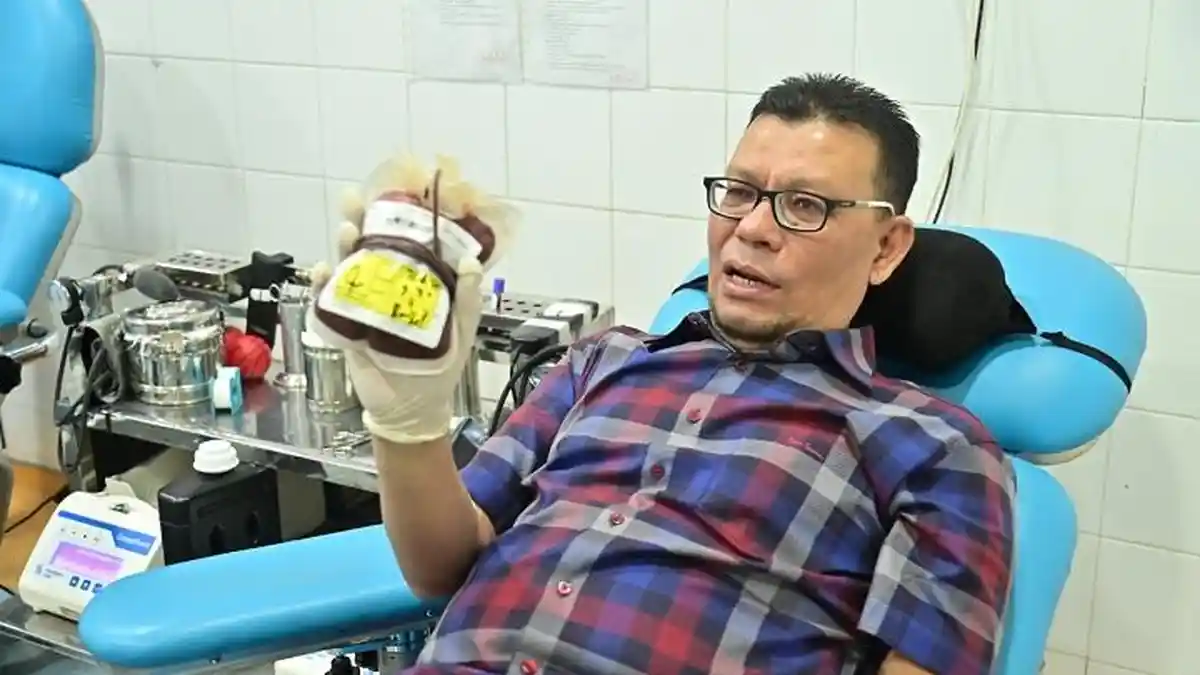 Salut! Wakil Ketua DPRK Banda Aceh Sambangi UTD PMI untuk Donorkan Darahnya