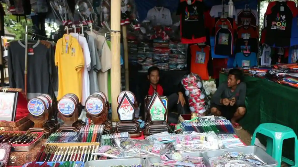 Atlet Dayung Borong Aksesoris PON XIX/2016 yang Dijual di Kawasan Situ Cipule