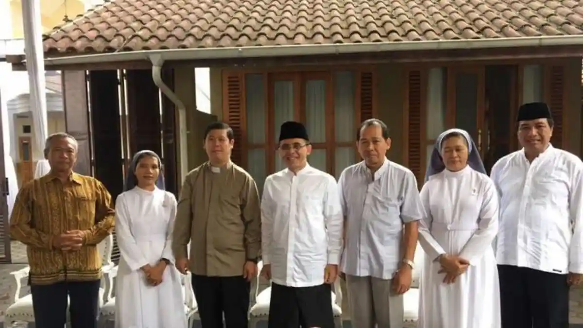 Oknum Kepala SMP Wajibkan Siswi Non Muslim Pakai Jilbab
