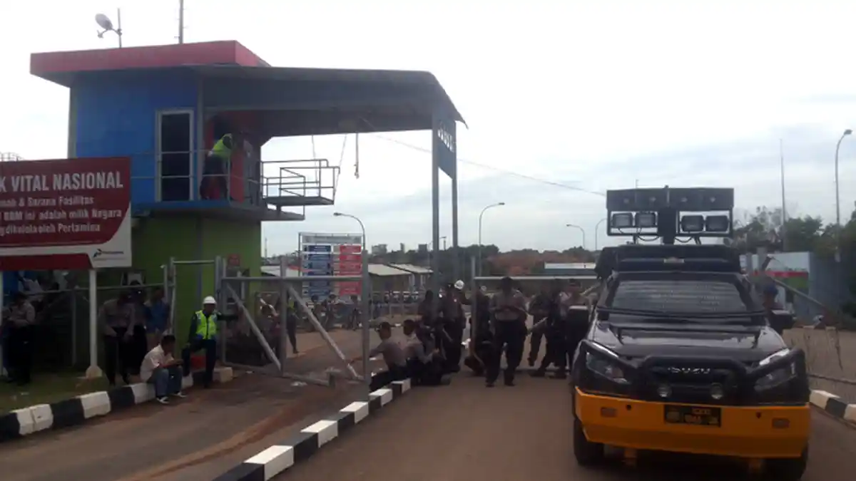 Puluhan Sopir dan Kernet Mobil Tangki Demo Kantor Pertamina Batam