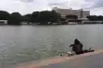 Warga Nekat Mancing di Danau Sunter Jakarta Utara