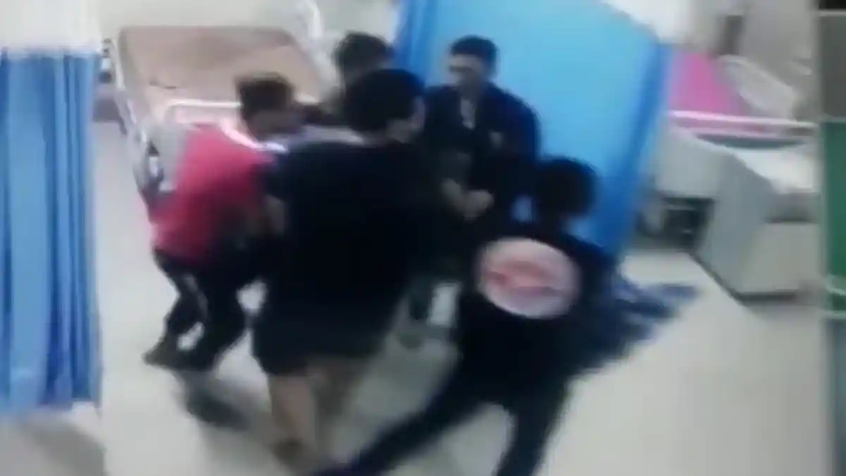 Terekam CCTV Keluarga Ambil Paksa Jenazah Pasien PDP Covid-19 Dari RS dengan Membawa Senjata Tajam