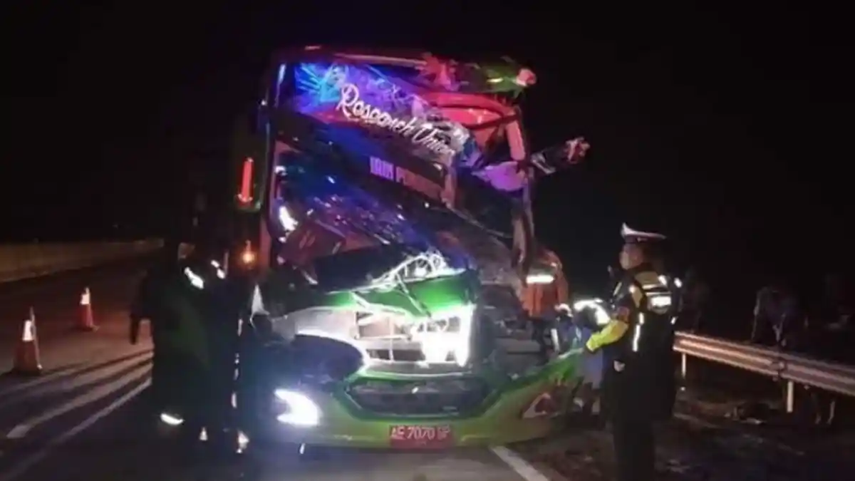 5 Orang Terluka Setelah Bus Tabrak Truk di Tol Nganjuk-Madiun