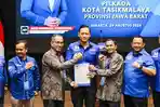 Pilkada Tasikmalaya, DPP Demokrat Serahkan SK Untuk Pasangan Ivan Dicksan dan Dede Muharam