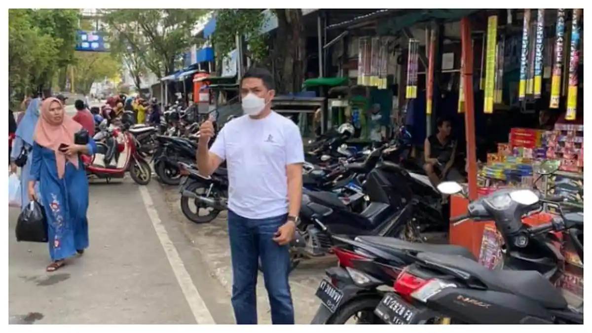 Mengenakan Kaos Putih, Walikota Samarinda Andi Harun Blusukan Pantau Parkir di Pasar Sungai Dama