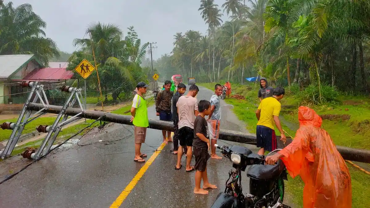 Pemukiman Warga di Simeulue Banjir, Tiang PLN Tumbang ke Badan Jalan