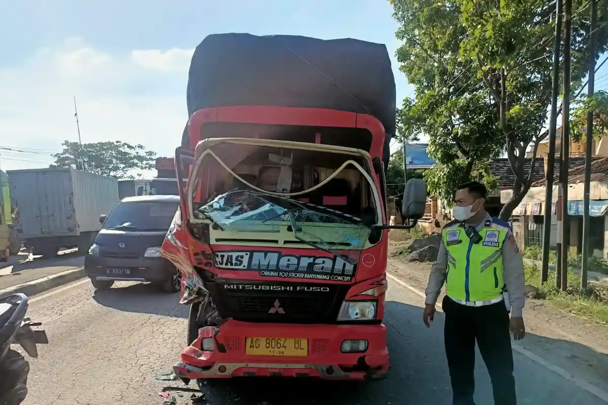 Ngerinya Detik-detik Kecelakaan di Karanglangit Lamongan, Truk Tabrak Elf hingga Terpelanting