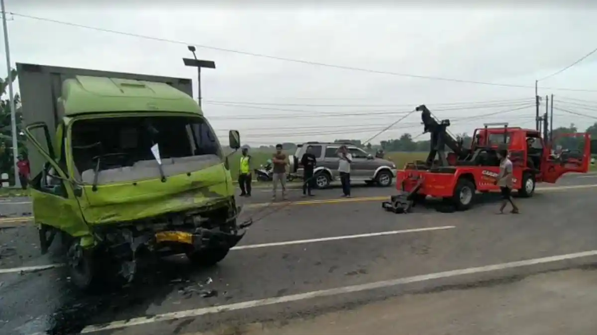 Tabrakan Adu Banteng Truk Logistik Vs Avanza Merah di Madiun, 1 Korban Tewas 4 Luka Luka