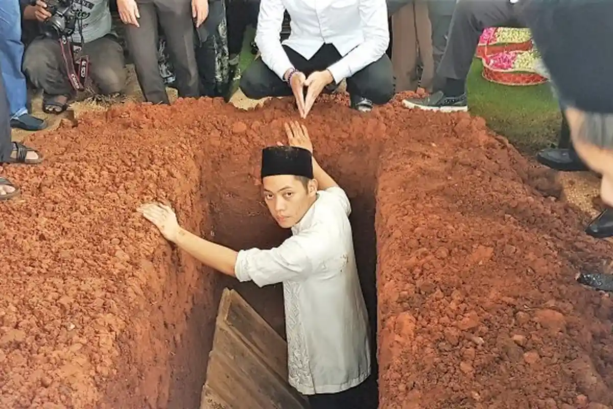 Suara Rasyid Rajasa Terdengar Bergetar Menahan Tangis Saat Lantunkan Adzan untuk Mendiang Istrinya