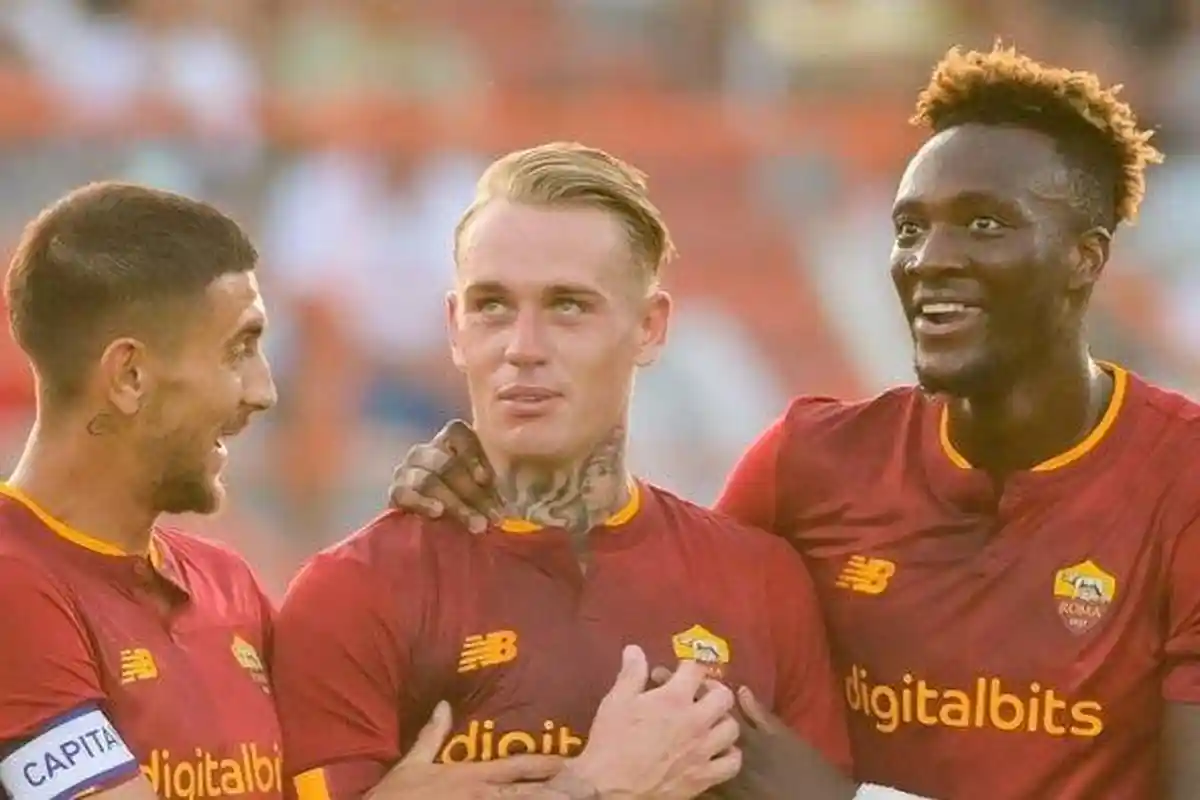 Suasana Canggung Rick Karsdorp di Latihan AS Roma, Mourinho Siap Jual Pemain di Bursa Transfer Liga