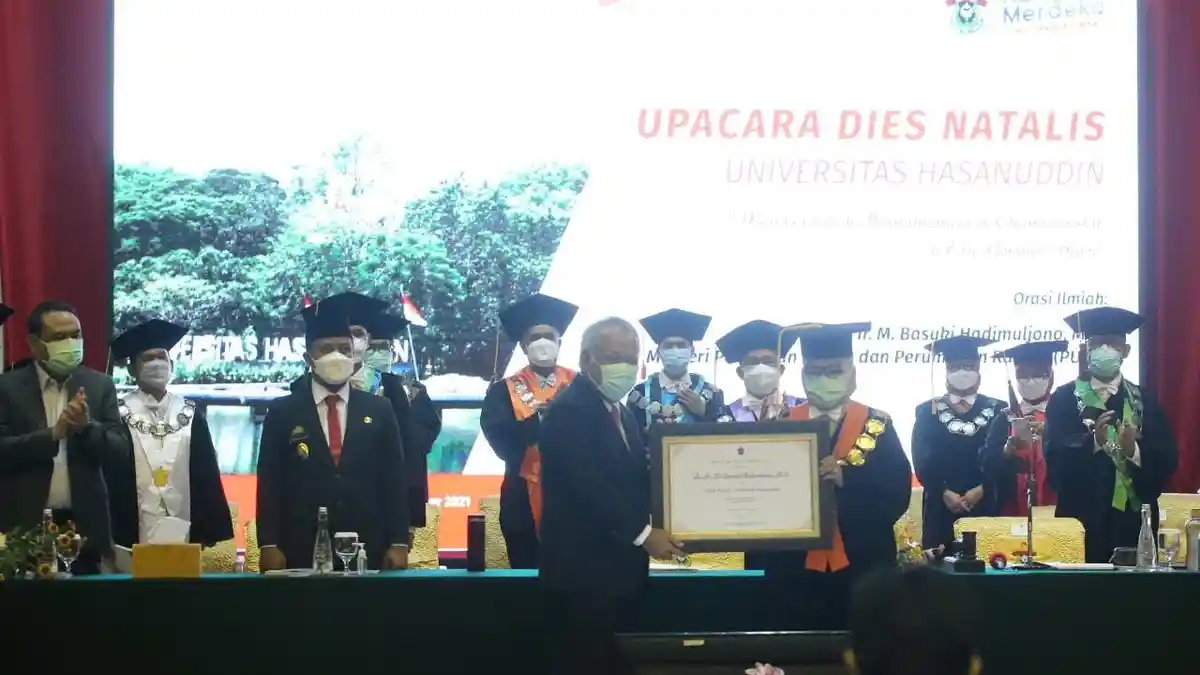 Menteri PUPR Basuki Hadimuljono Dapat Penghargaan Sebagai Tokoh Peduli Unhas