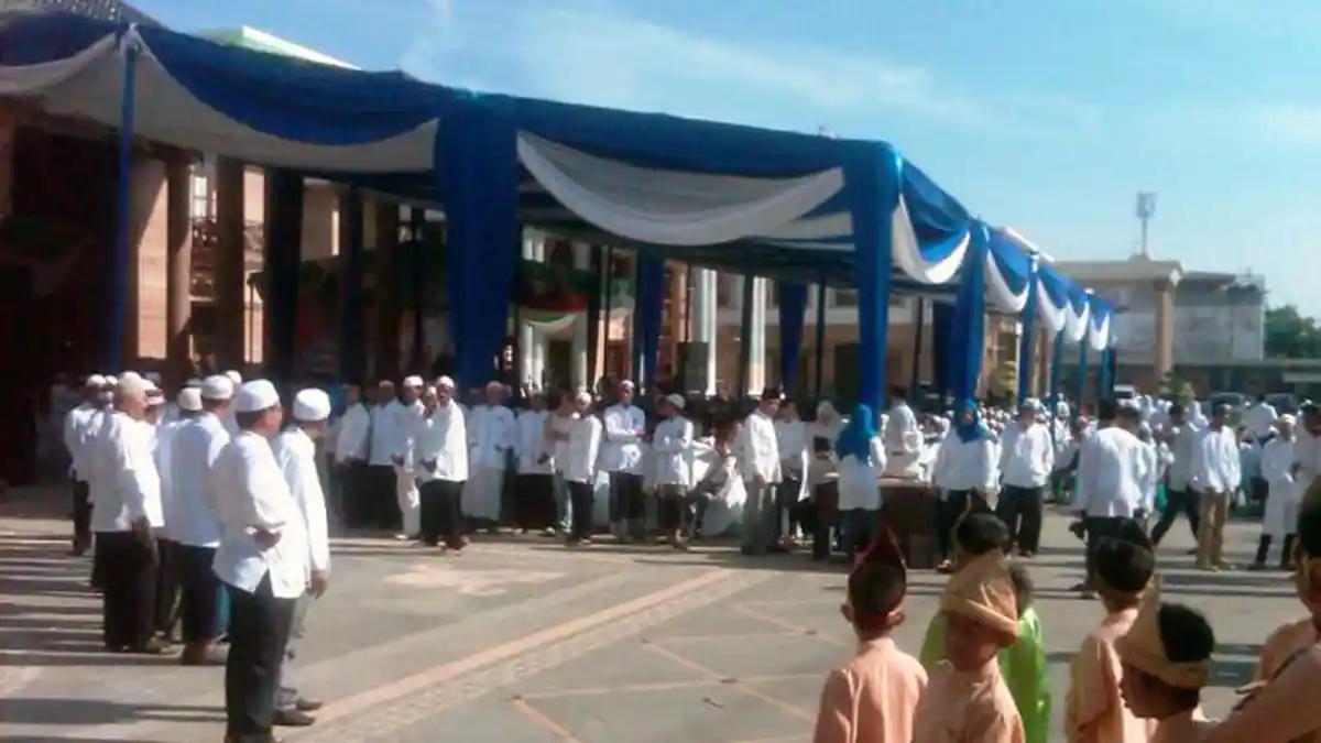 Warga Menunggu Prabowo di Kediaman Pengusaha Kaya Sumsel