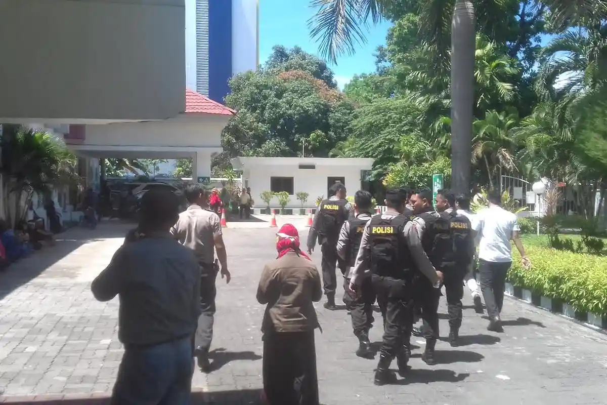Kawal Sidang Gugatan Pedagang Pasar Sentral Makassar, Belasan Polisi Siaga di Pengadilan