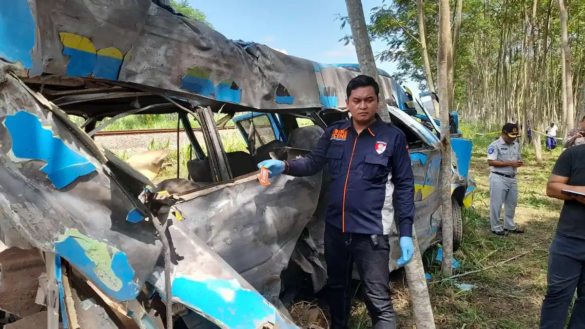 BREAKING NEWS Polisi Olah TKP Kecelakaan Maut KA Probowangi Vs Elf di Lumajang