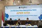 Kepala-Bea-Cukai-Atambua-Bambang-Tutuko-P-tengah-saat-konferensi-pers.jpg
