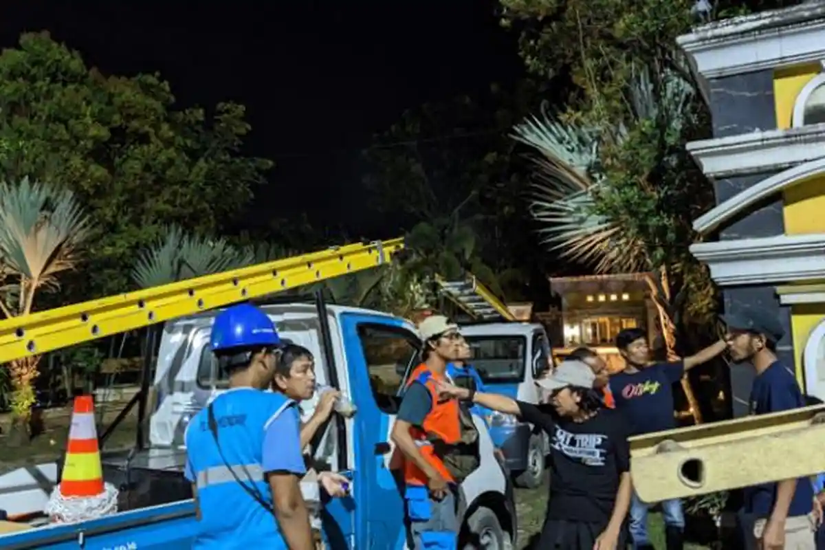 Penebangan Pohon di Same Hotel Sebabkan 2 Tiang Listrik Patah dan Lampu Padam di Kemaraya Kendari