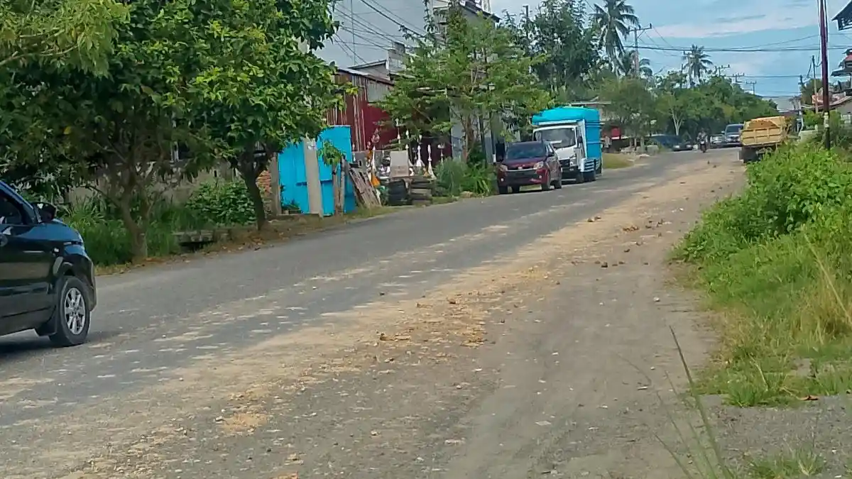 Tanah Galian C Berserakan di Jalan Moh Hatta Pasangkayu, Dikeluhkan Pengendara