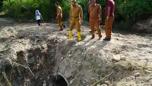 Jalan-Putus-Wakil-Bupati-Toba-Gerak-Cepat-Selesaikannya-bersama-Sejumlah-Masyarakat.jpg