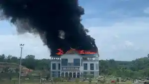 9_Unit_Damkar_Padamkan_Api_yang_Membakar_Gedung_B9_di_Komplek_Perkantoran_Pemko_Pekanbaru.jpg