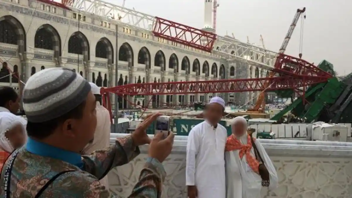 Berfoto dengan Latar Crane, Jemaah Indonesia Dikecam Netizen