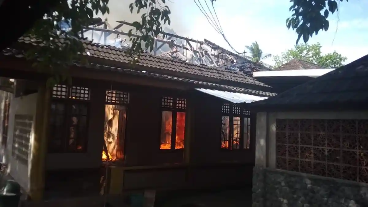 BREAKING NEWS Rumah Wakil Bupati Lombok Barat Sumiatun Terbakar
