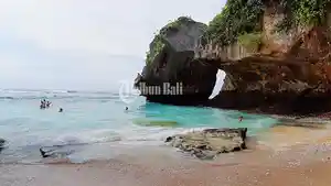 pantai-suluban1.jpg