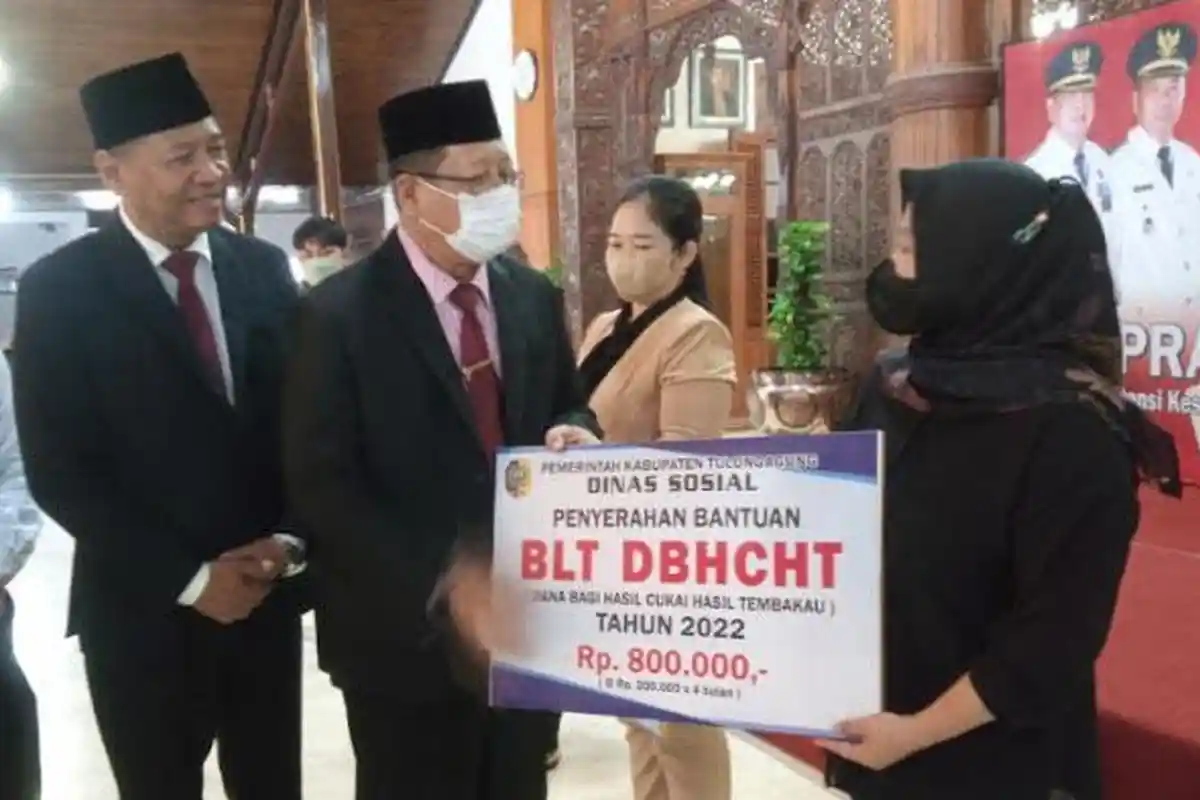 Bupati Tulungagung Salurkan BLT untuk Lansia dan BLT DBHCHT untuk Pekerja Sektor Produksi Tembakau
