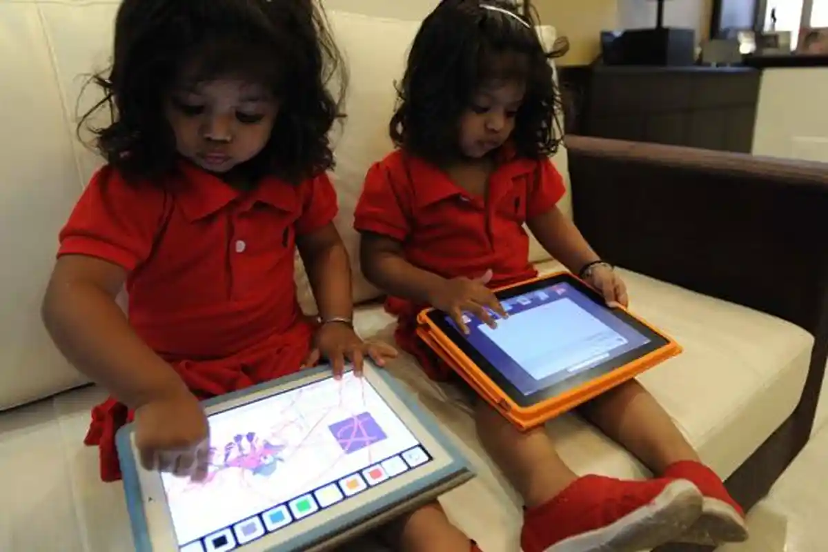 Sering Main Gadget, Bisa Jadi Pemicu Kanker Otak Lho, Seperti yang Dialami Anak Marcella Zalianty