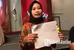 Ketua-KPU-Tulungagung-Susanah-menunjukkan-dokumen-persetujuan-hasil-rekapitulasi-Pemilu-2024.jpg