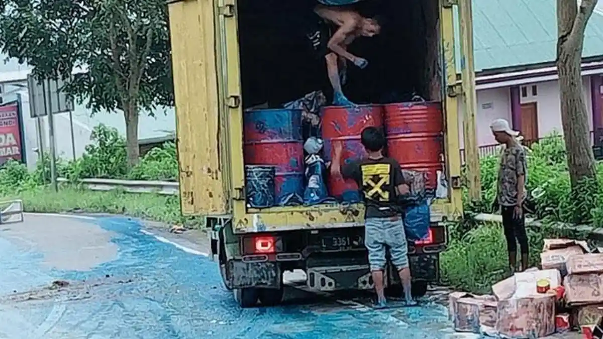 Gegara Sopir Salah Baca Google Maps, Truk Muatan Cat 5 Ton Terguling hingga Tumpah ke Jalan Magetan