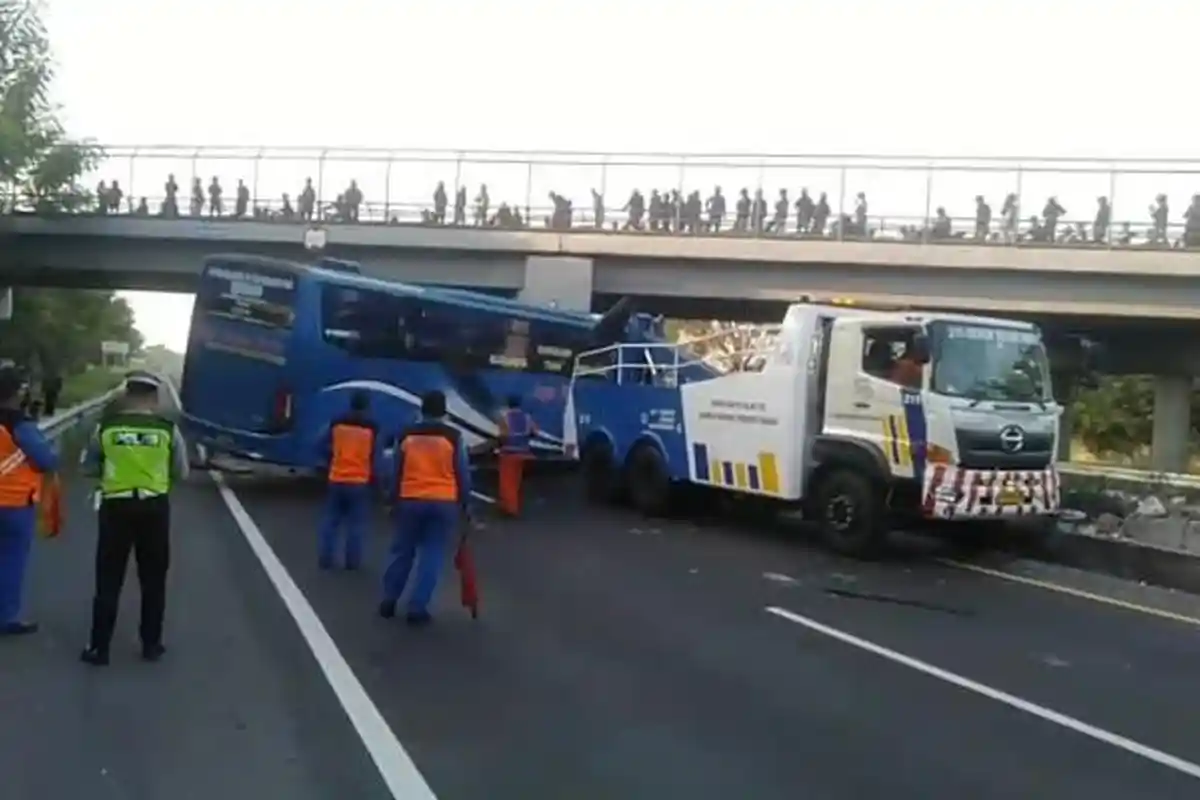 Rem Blong, Bus Bawa 22 Penumpang Terguling di Tol Kebomas