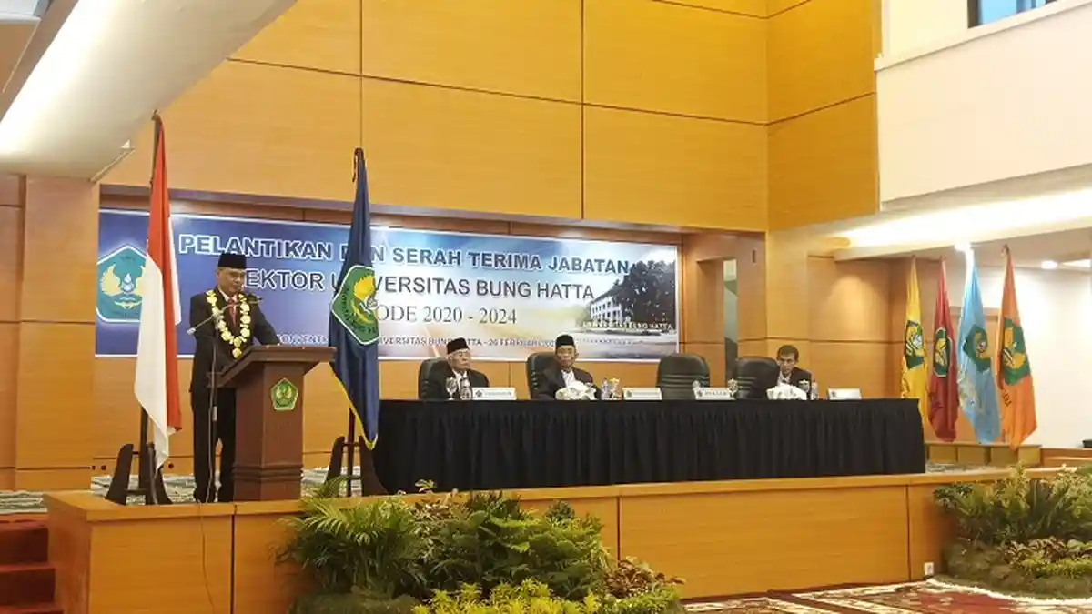 722 Sarjana Universitas Bung Hatta Ikuti Wisuda Virtual, Rektor Serahkan Wisudawan Jadi Alumni