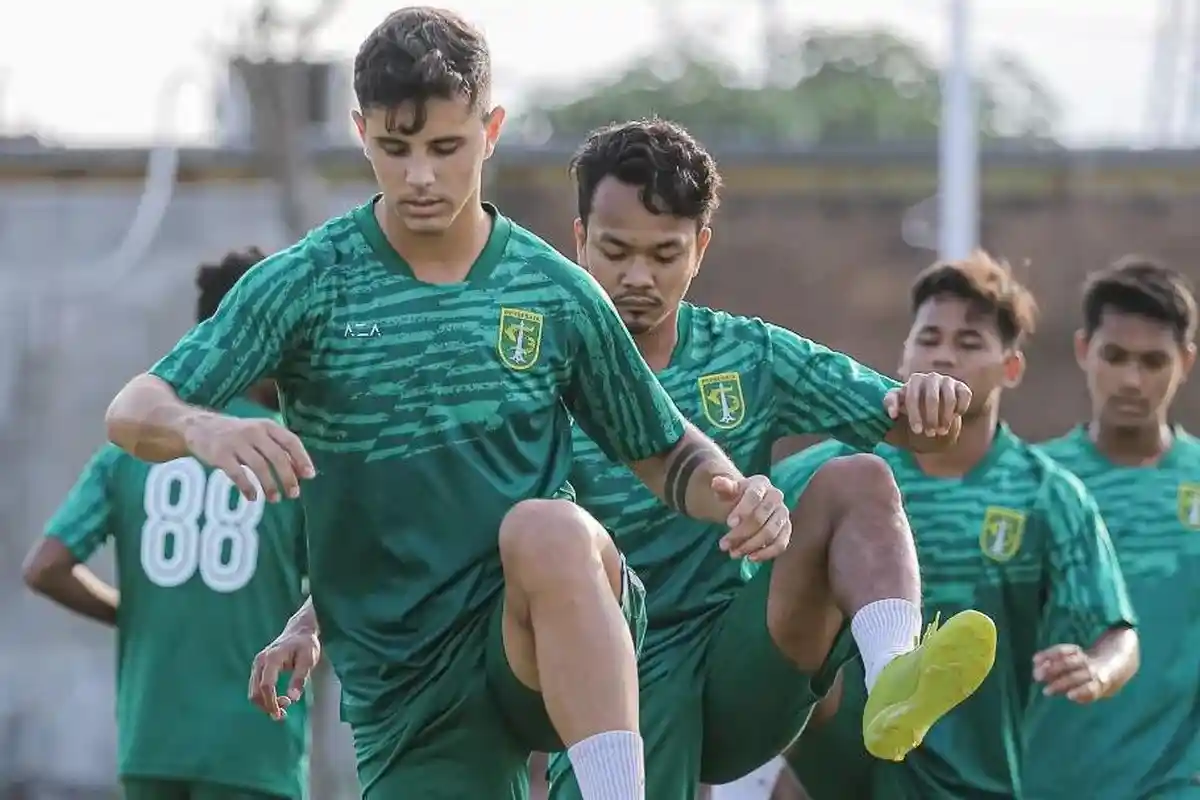 TERPOPULER BOLA: Persebaya Bakal Pinjamkan 8 Pemain Muda - Karim Benzema Hengkang dari Real Madrid