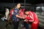 bupati-sinjai-a-seto-memberikan-bonus_20181001_095945.jpg