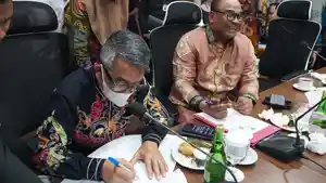 1082025-Bupati-Kutim-Ardiansyah-Sulaiman-saat-mediasi-tapal-batas-Sidrap.jpg