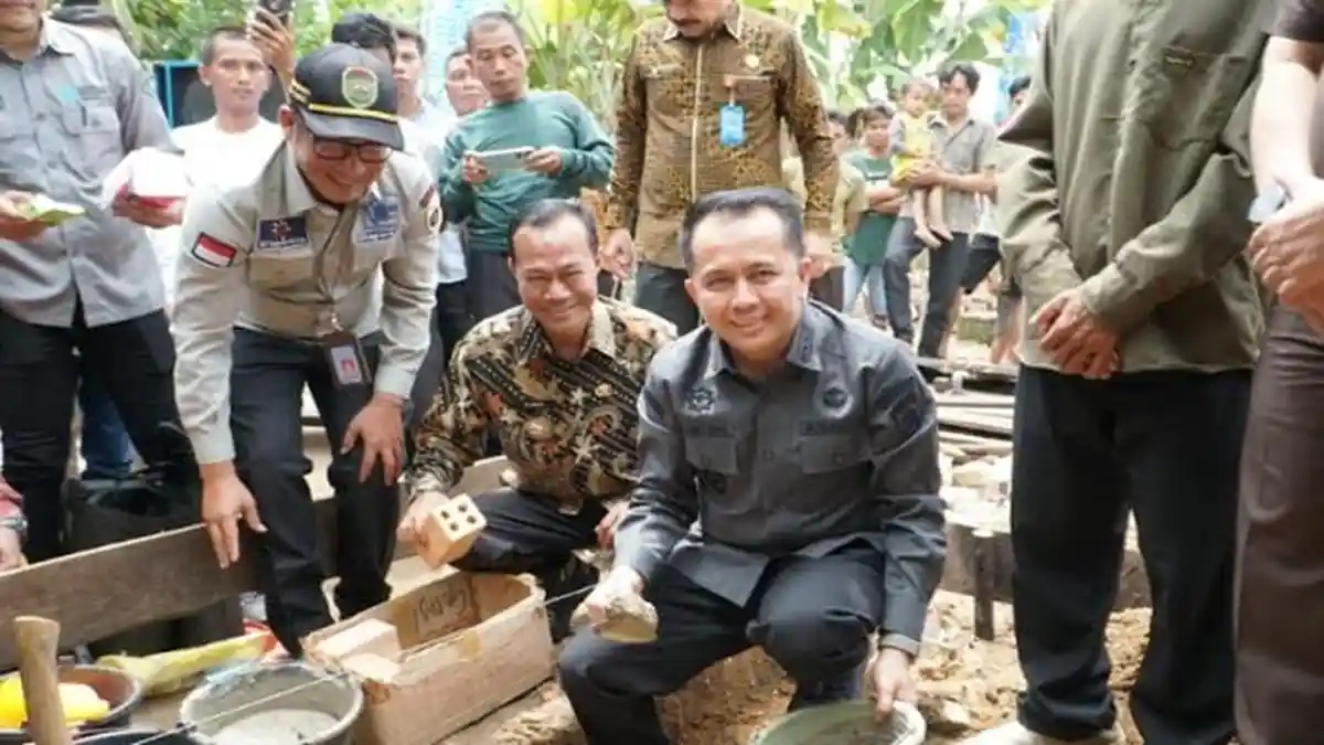 Pj Gubernur Sumsel Letakan Batu Pertama Pembangunan Rumah Tidak Layak Huni