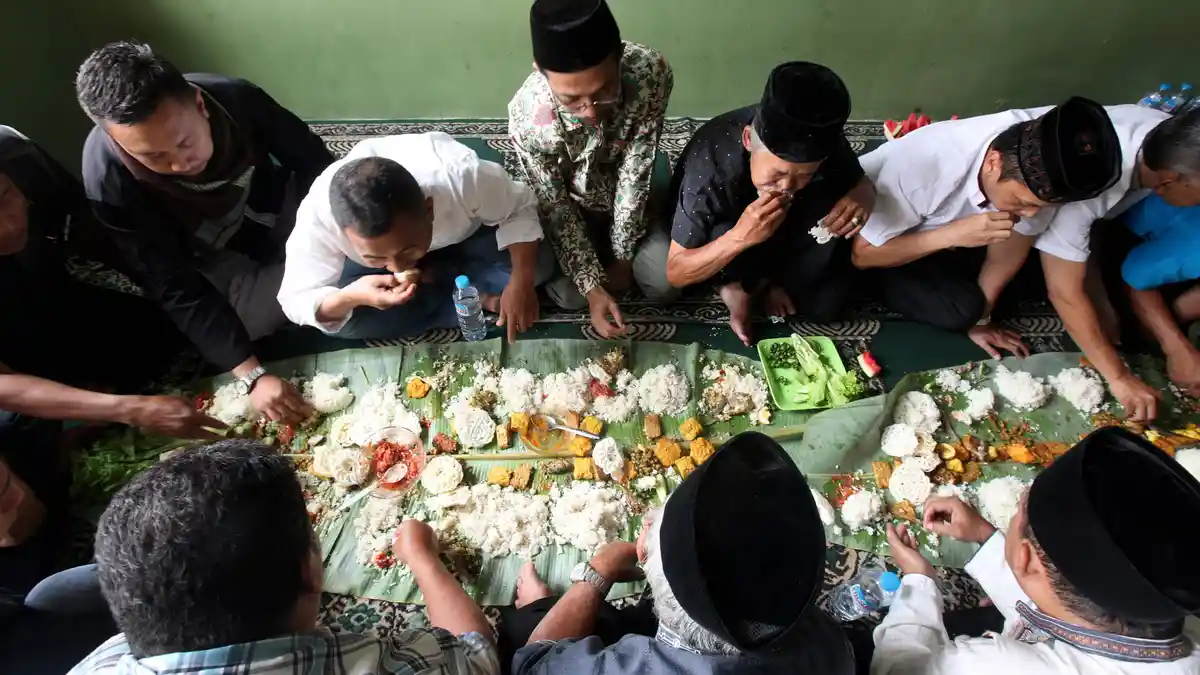 Inilah Manfaat Makan Beralas Daun Pisang Walau Dianggap Aneh oleh Orang Luar