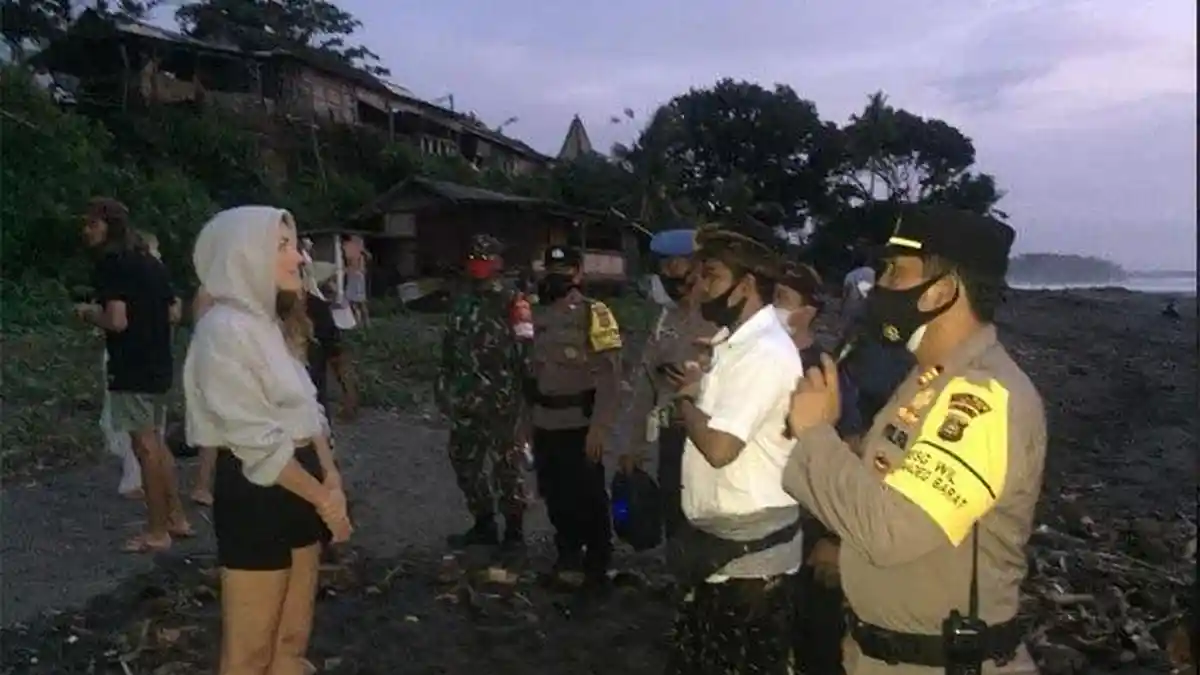 Wisatawan Bule Kocar-kacir Dibubarkan Aparat Saat Hendak Rayakan Malam Tahun Baru di Pantai