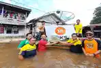 h-eko-suprihatino-saat-menyerahkan-bantuan-kepada-korban-banjir.jpg