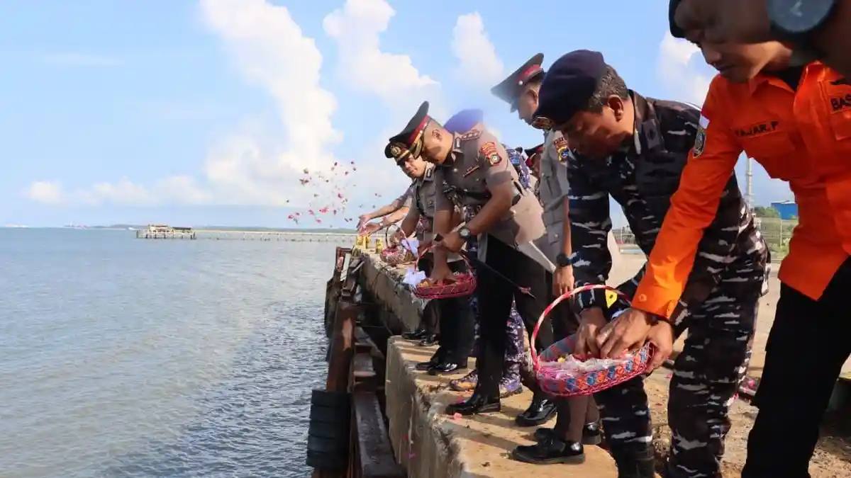 Polres Bangka Barat Gelar Tabur Bunga di Laut Sambut Hari Bhayangkara ke-80 - Bangkapos.com