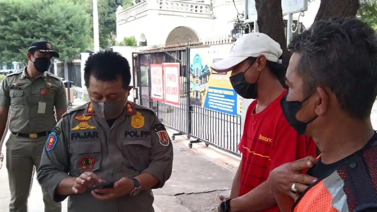 Satpol PP Tegur Jukir Adanya Pungutan Parkir Mahal di Lawangsewu Semarang