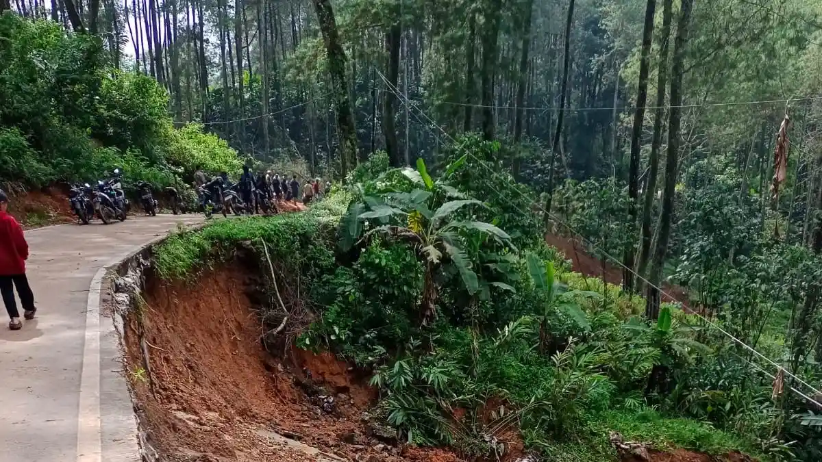 Dua Pekan Rusak, Pemprov Jabar Diminta Turun Tangan Perbaiki Jalan KBB-Cianjur yang Longsor