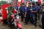 Foke Menaiki Kendaraan DAMKAR